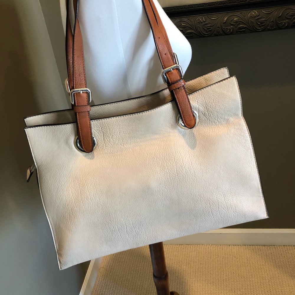 Cream shoulder purse with gold accents